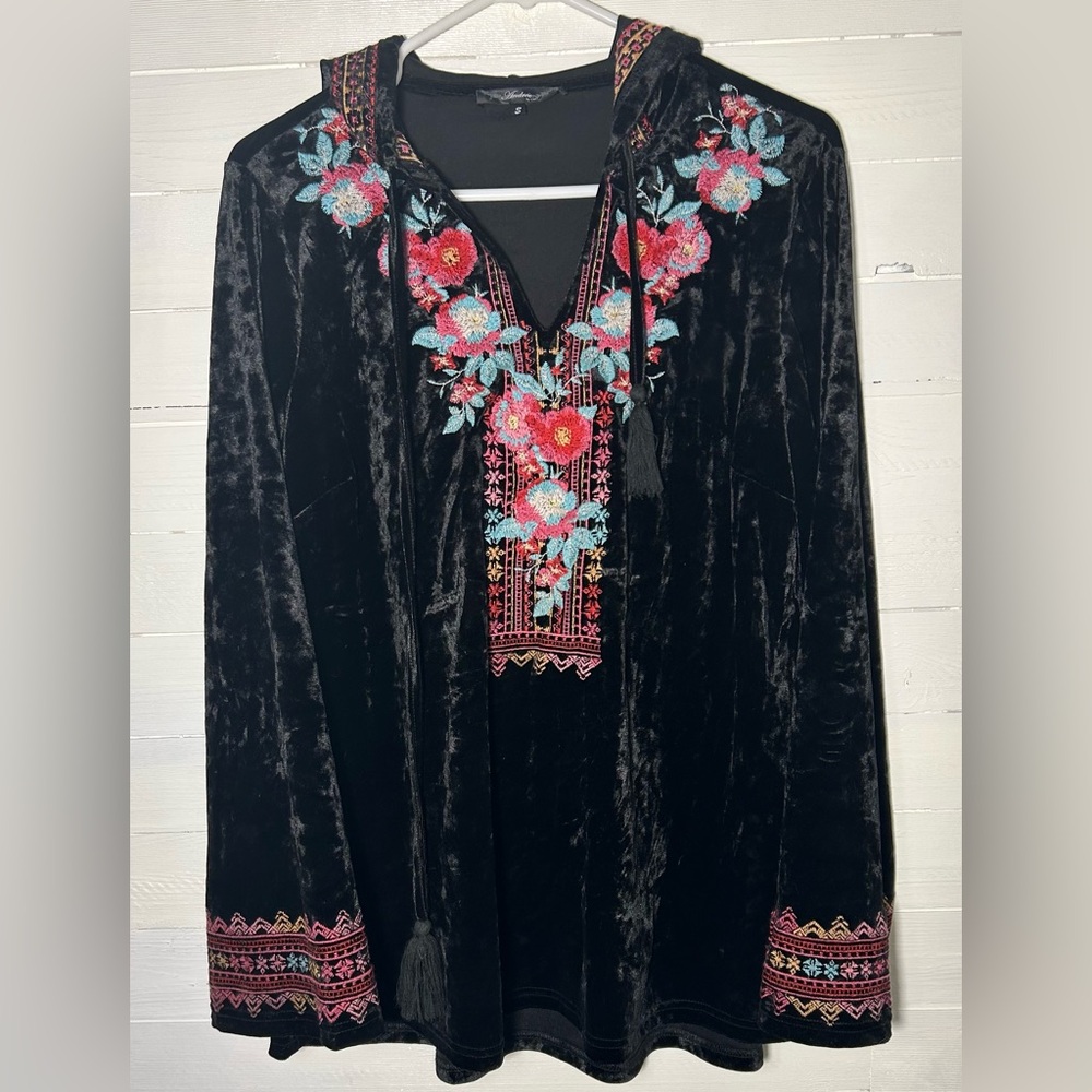 Andree by Unit velvety tunic with embroidered flowers, black, women’s small. - Picture 2 of 7